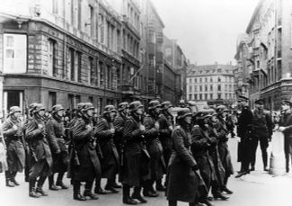 Немецкие солдаты в Копенгагене на марше по случаю дня рождения Адольфа Гитлера. 20 апреля 1940 года