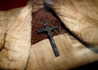 Крест и традиционная одежда тайных христиан