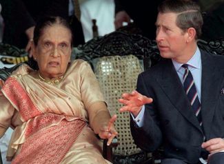 Принц Чарльз с Сиримаво Бандаранаике во время празднования пятидесятилетия независимости Шри-Ланки. Коломбо, 4 февраля 1998 года