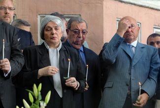 2009. Yevgeny Primakov at a memorial service for the anniversary of the death of Alexander Solzhenitsyn, whose widow stands in front of Primakov. Former Moscow Mayor Yuri Luzhkov is to his left.