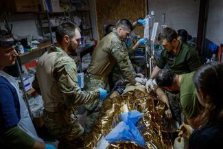 Военные медики пытаются помочь раненому в Авдеевке. 16 ноября 2023 года