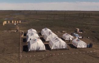 Лагерь сотрудников МЧС России на месте ликвидации последствий разлива топлива на ТЭЦ-3; снимок с видео. 9 июня 2020 года