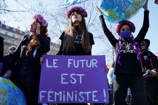 Участница движения Femen с плакатом «Будущее за феминисткой» во время митинга за расширение прав женщин на площади Республики в Париже.