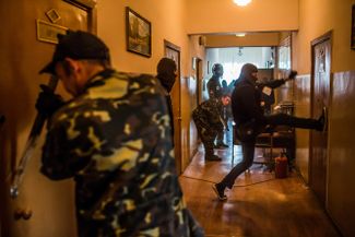 Supporters of the self-proclaimed “Donetsk People’s Republic” (DNR) seize the military prosecutor’s office in Donetsk on May 4, 2014. In the preceding weeks, many cities in Eastern Ukraine had come under the control of pro-Russian protesters. In Slovyansk (Donetsk region), a group of about 50 people from Russia seized administrative buildings — they were led by Igor Strelkov (real name: Igor Girkin), the head of security for Russian Orthodox businessman Konstantin Malofeev. The Ukrainian authorities announced the start of an “antiterrorist operation” in the east of the country about a month earlier, on April 7. 