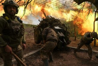 Военнослужащие 10-й горно-штурмовой бригады «Эдельвейс» ведут огонь по российским позициям