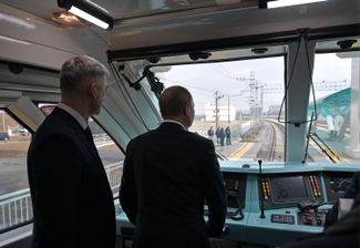 Владимир Путин в кабине электропоезда во время торжественного открытия движения по железнодорожному полотну Крымского моста. 23 декабря 2019 года