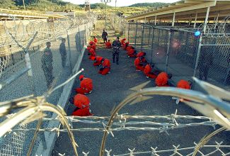 Заключенные в Гуантанамо. Фотография 2002 года