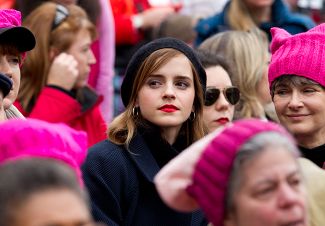 Эмма Уотсон в числе демонстранток на «Женском марше» в Вашингтоне 21 января 2017 года