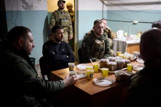 Зеленский заслушал доклад командующего оперативно-тактической группировкой «Донецк», пообщался с бойцами ВСУ и вручил им государственные награды