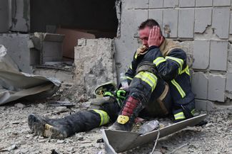 Разбором завалов, сообщил президент Украины Владимир Зеленский, занимались около 400 спасателей. «Спасибо всем, кто спасает и заботится о наших людях, всем, кто вовлечен, всем, кто помогает», — написал Зеленский
