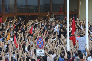 Реджеп Эрдоган выступает перед народом утром после переворота в стамбульском аэропорту Ататюрк, 16 июля 2016 года