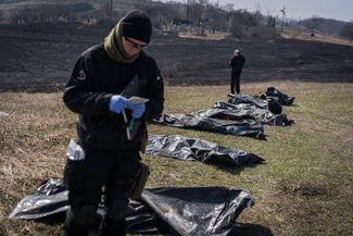 Останки украинских военных передают семьям для подобающего захоронения, а останки россиян волонтеры отдают властям для последующего обмена на погибших бойцов ВСУ