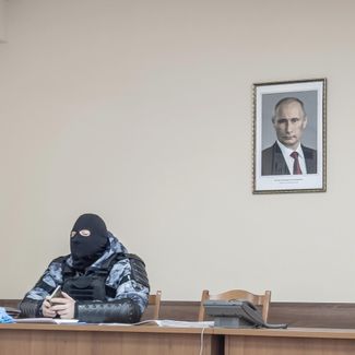 Кажется, это один из символов дня — наряду с <a href="https://meduza.io/short/2021/02/02/aleksey-navalnyy-v-sude-fotografiya" target="_blank">фотографией Навального</a> из зала суда