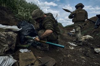 Украинские солдаты готовятся стрелять из ручного противотанкового гранатомета (РПГ) по российским позициям
