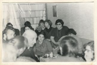 Poet Sergey Shervinsky and his audience in Alexader Krivomazov’s apartment. February 11, 1978.