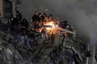 Спасатели разбирают завалы на месте обрушившихся подъездов девятиэтажки в Днепре