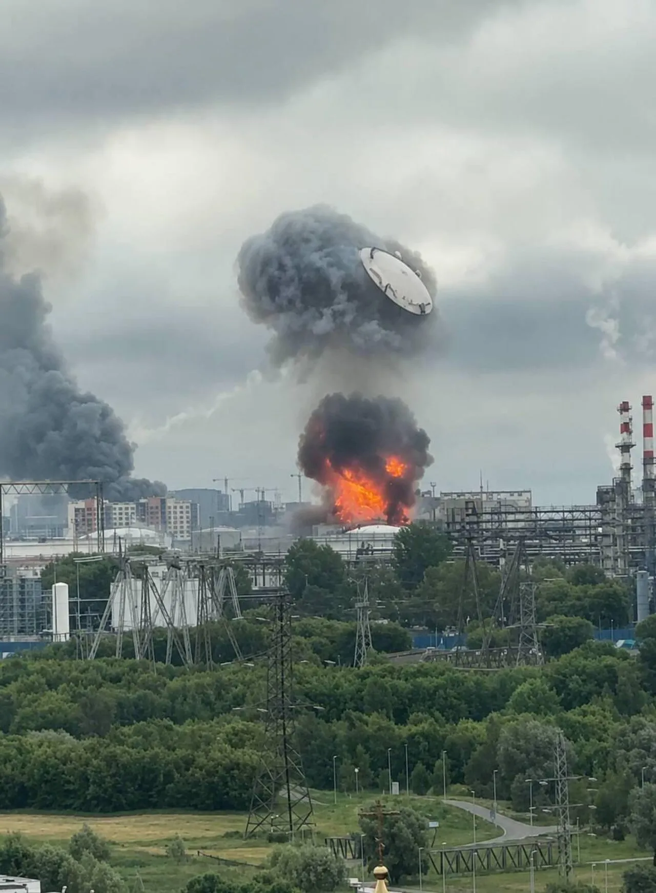 Атака на Москву. Фотографии и видео. Горят НПЗ в Капотне и ТЦ «Мега», закрыты все аэропорты, над столицей черный дым (материал обновляется) — Meduza