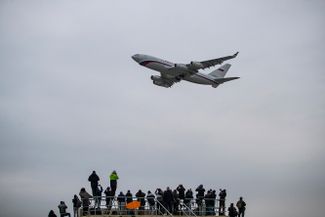 Самолет с российскими дипломатами вылетает из аэропорта Праги, 19 апреля 2021 года