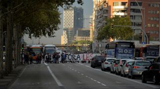Протестующие блокируют движение по улице Гран-Виа. Гран-Виа пересекает всю Барселону, связывая несколько площадей