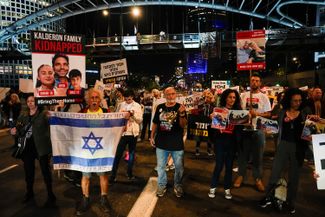 Семьи заложников, требующие их возвращения, на демонстрации в Тель-Авиве, 21 ноября 2023 года