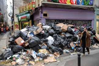 Куча мусора в Париже, образовавшаяся из-за многодневной забастовки мусорщиков