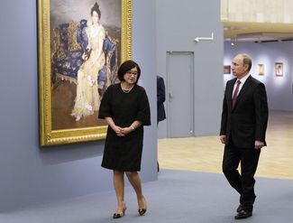 Директор Государственной Третьяковской галереи Зельфира Трегулова и президент России Владимир Путин на выставке Валентина Серова, 18 января 2016 года