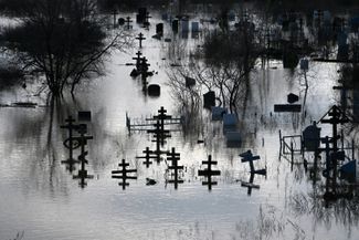 Затопленное кладбище в Орске, 7 апреля 2024 года
