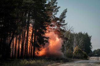 Взрыв найденных саперами противотанковых мин в лесу недалеко от города