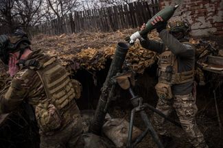 Украинские военные последние несколько месяцев столкнулись с дефицитом снарядов. Западные союзники пока не могут полностью выполнить взятые на себя обязательства по поставкам