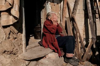 Зинаида Чуприна (75 лет) сидит на ступеньках своего частично разрушенного дома в освобожденном Щурово