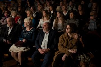 Зрители смотрят спектакль в исполнении труппы театра Ивана Франко в Драматическом театре имени Леси Украинки