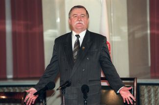 В 1995 году Валенса баллотировался на второй срок, но проиграл президентские выборы Александру Квасьневскому. Одной из причин стали неоднозначные высказывания Валенсы. Впрочем, своеобразная манера выражаться (известная как «валенсизм») была свойственна ему с самого начала публичной карьеры, и до сих пор многие высказывания Валенсы зачастую вызывают бурные споры как внутри Польши, так и за ее пределами, в том числе в России. Фото сделано 19 ноября 1995 года после объявления результатов экзитполов. В 2000 году Валенса снова попытался бороться за пост президента, но набрал лишь 1%.