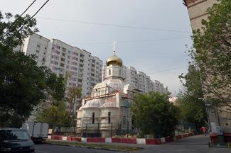 Одна из церквей, построенных в рамках программы «200 храмов», — храм в честь Святых Царственных Страстотерпцев в Новоподмосковном переулке в Москве, 13 августа 2014 года