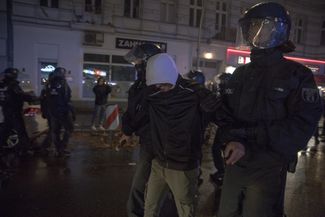 Полиция задерживает участника антиизраильской акции в Берлине. 7 октября 2023 года