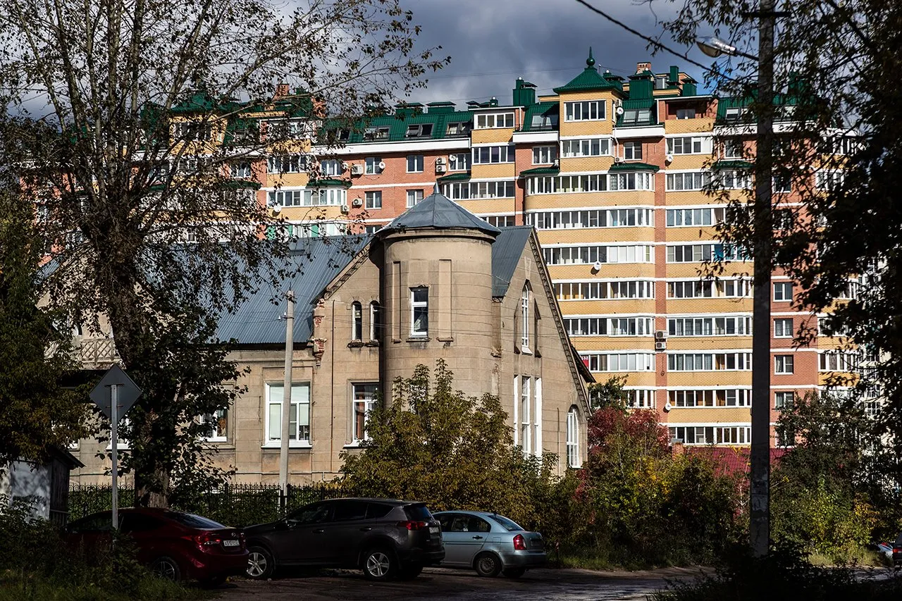 Сад живых и мертвых В Иваново стоит псевдоготический замок. Его не  реставрировали с начала XX века, но в нем до сих пор живут люди. Репортаж  Полины Еременко — Meduza