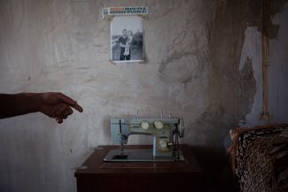 Швейная машинка, под которой во время землетрясения спасся сын Гайка Маргаряна. Мужчина до сих пор хранит ее у себя дома. Ширакамут, ноябрь 2018 года