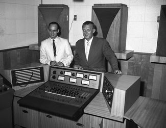 Гленн Снодди (слева) в студии звукозаписи. США, начало 1960-х годов
