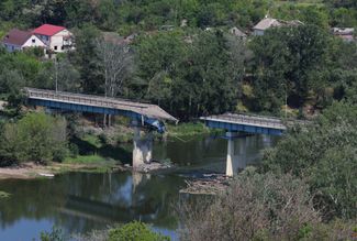 Разрушенный мост, соединявший Северодонецк с Лисичанском. Украинские СМИ сообщали, что последний из трех мостов российские войска подорвали в середине июня.