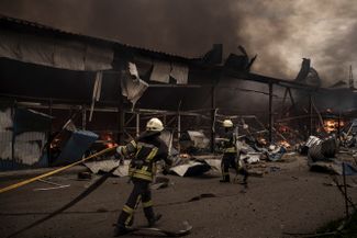 Пожарные тушат огонь на складе после российской бомбардировки Харькова