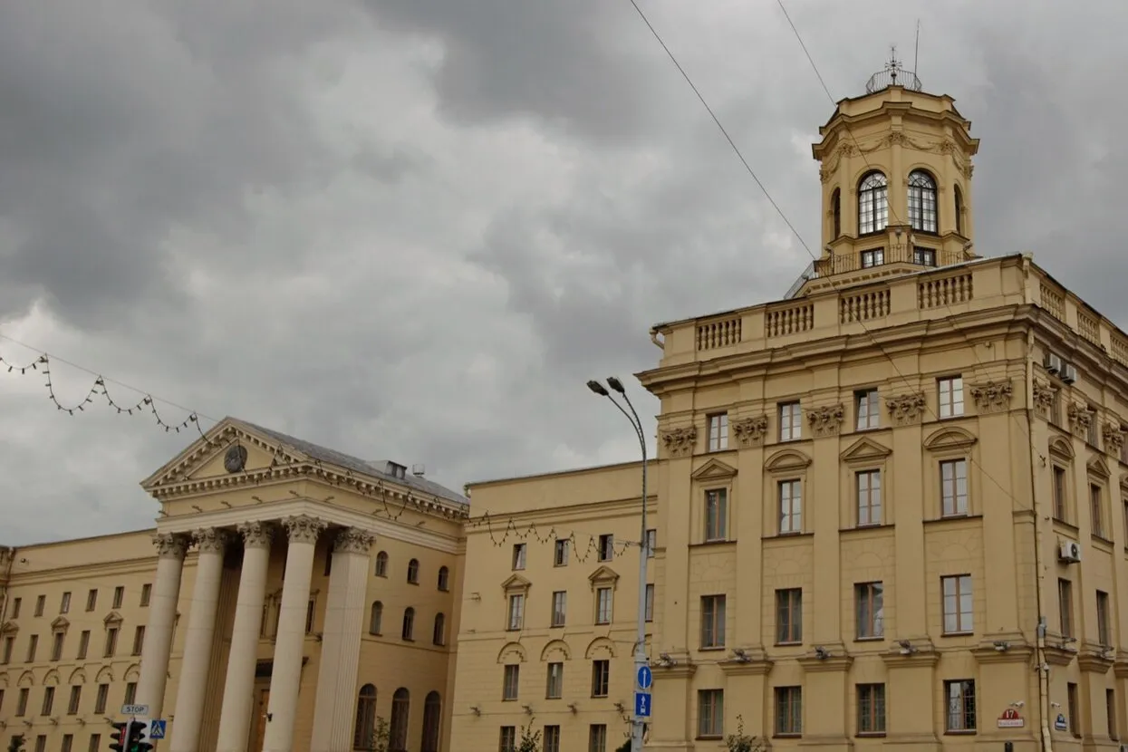 В Минске силовики взяли штурмом квартиру «особо опасного преступника» —  сотрудника IT-компании Государственные СМИ показали очень странное видео  его перестрелки с бойцами спецназа КГБ — Meduza