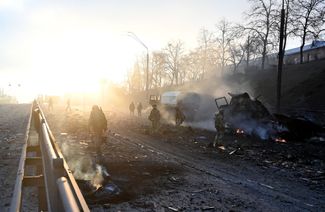 Украинские военные ищут неразорвавшиеся снаряды после боя с российской диверсионной группой в Киеве