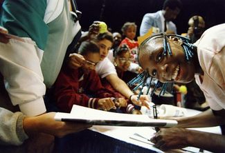 Четырнадцатилетная Винус Уильямс раздает автографы после победы в своем первом профессиональном матче. Окленд, Калифорния, 31 октября 1994 года.