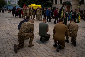 Украинские военные отдают дань уважения погибшему снайперу Тенгри в ходе церемонии прощания в Киеве