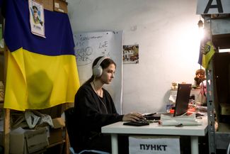 Полина — 15-летняя школьница, которая эвакуировалась из оккупированного Энергодара Запорожской области, — занимается онлайн