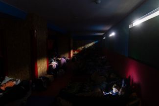 Жители Мариуполя готовятся ночевать в бомбоубежище в спортивном центре. 27 февраля 2022 года