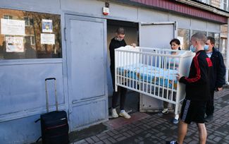 Волонтеры доставляют детскую кровать в пункт временного размещения беженцев из ДНР и ЛНР, Зерноград, Ростовская область, 23 февраля 2022 года