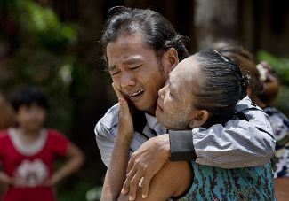 Освобожденный из рабства рыбак Мьинт Наин с матерью в его родной деревне в Мьянме, 16 мая 2015 года