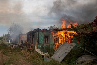 Разрушенные жилые дома в Попасной