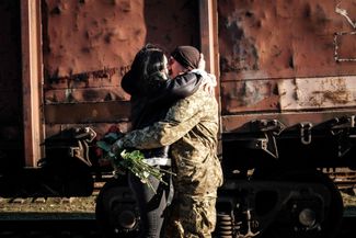 Украинский военный обнимается с женой, которая приехала к нему из Киева