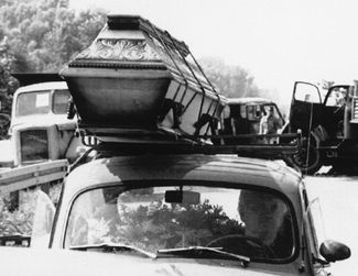 Машина хорватских беженцев с гробом на крыше покидает окрестности города Осиек, окруженного сербскими войсками. 23 августа 1991 года